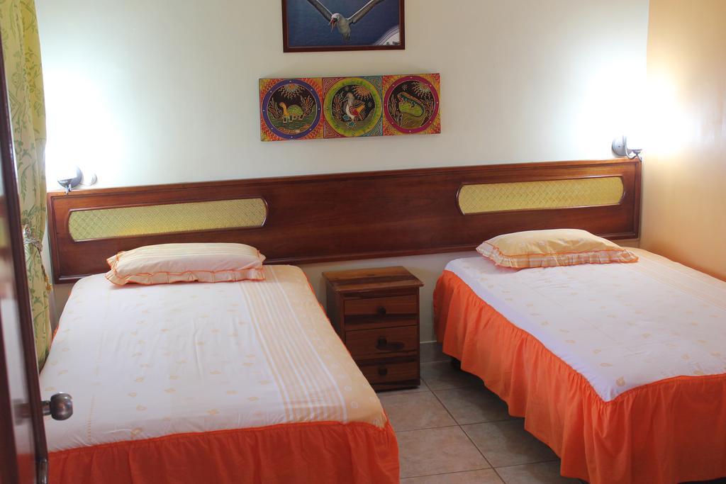 Dolphin House Hotel Puerto Baquerizo Moreno Buitenkant foto