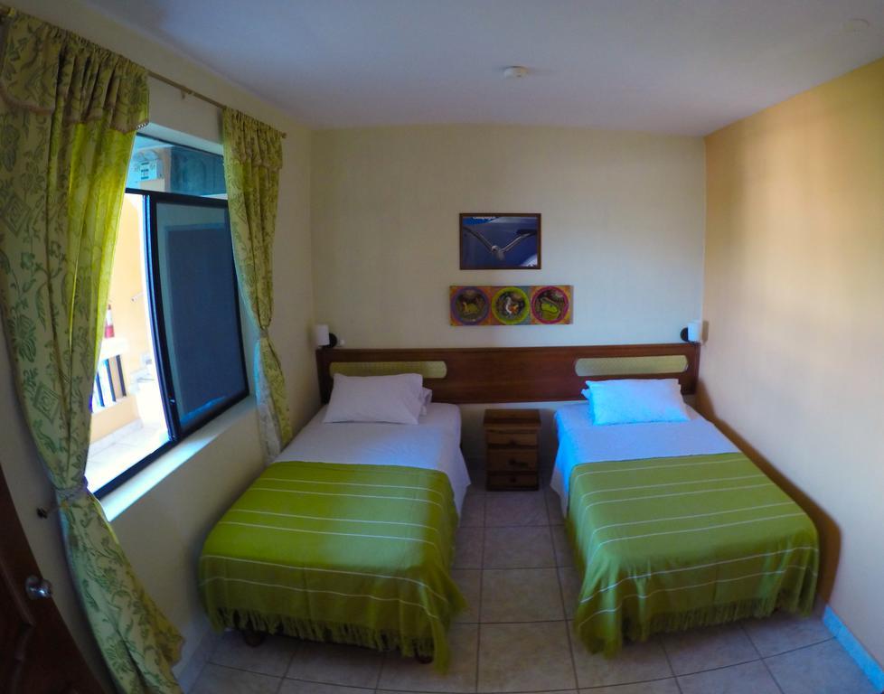 Dolphin House Hotel Puerto Baquerizo Moreno Buitenkant foto